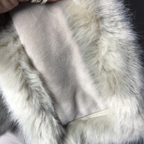 Restoration hardware faux fur scarf - Picture 4 of 9